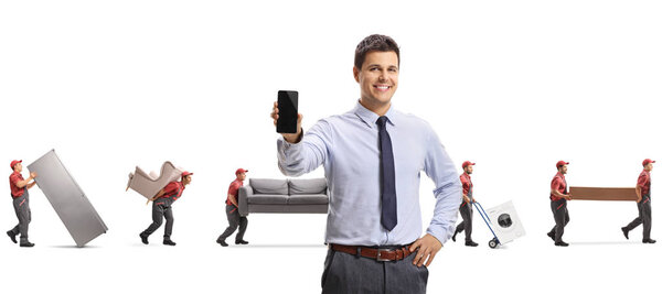 Мужчина-менеджер с мобильным телефоном и грузчики с мебелью
