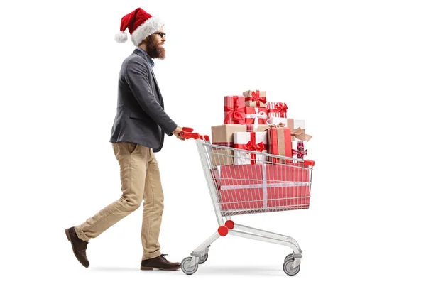 Homme barbu avec un santa claus chapeau marche avec un panier — Photo