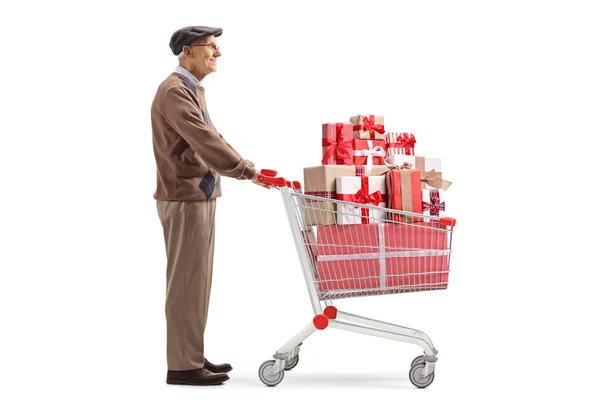 Homme âgé debout avec un panier plein de cadeaux — Photo