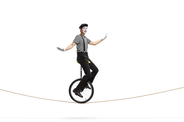 Mime chevauchant un monocycle sur une corde — Photo