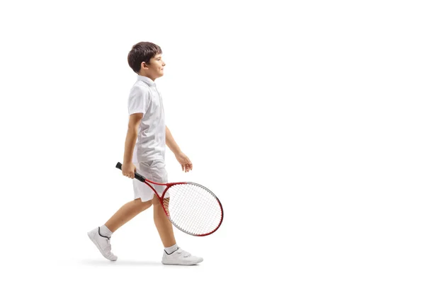 Мальчик с теннисной ракеткой ходит — стоковое фото