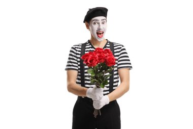 Heyecanlı pandomim adam kırmızı gül bir demet tutan