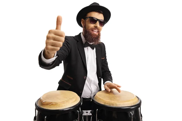 Mannelijke artiest met conga drums weergegeven duimen omhoog — Stockfoto