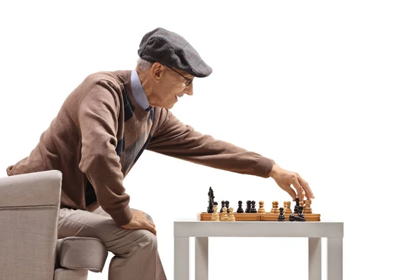 Senior homme jouant aux échecs — Photo