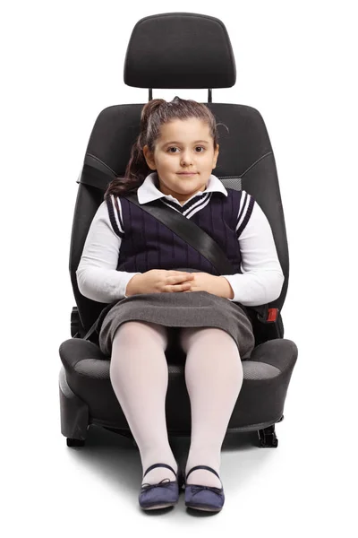 Маленькая школьница, сидящая в автомобильном кресле с ремнем безопасности — стоковое фото