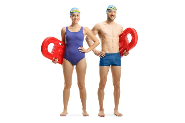 Jeune homme et femme en maillot de bain tenant des flotteurs de natation — Photo