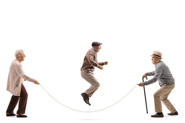 Idosos pulando uma corda — Fotografia de Stock