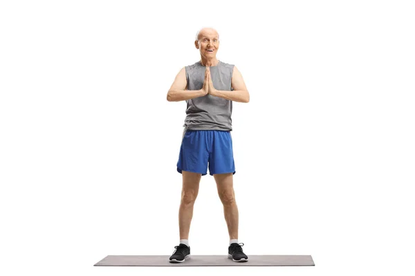 Starszy mężczyzna praktykowania jogi — Zdjęcie stockowe