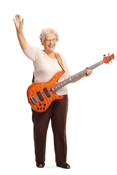 Femme âgée guitariste avec une guitare basse électrique agitant à — Photo