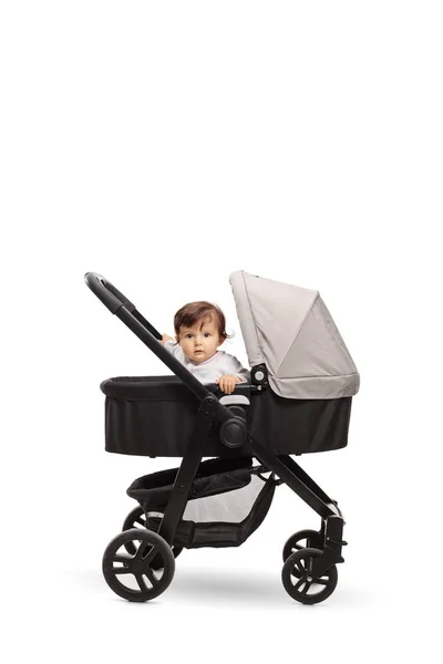 Söt bebis sitter i en barnvagn — Stockfoto