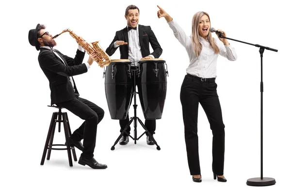 Женщина-певица, мужчина, играющий на барабанах и мужчина с саксофоном — стоковое фото