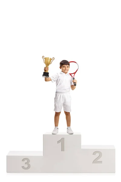 Menino primeiro lugar vencedor do tênis com uma taça de troféu em pé em um wi — Fotografia de Stock