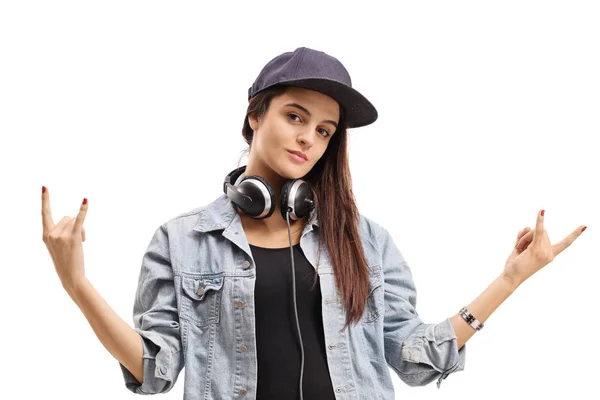 Ung kvinna med hörlurar gör rock hand skylt — Stockfoto