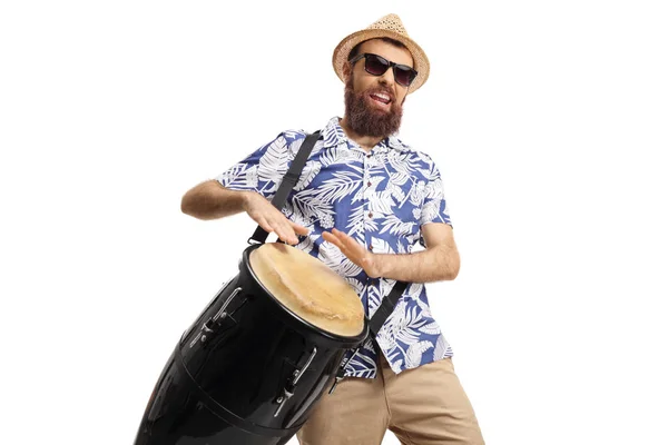 Upphetsad skäggiga man slår på Conga trummor — Stockfoto