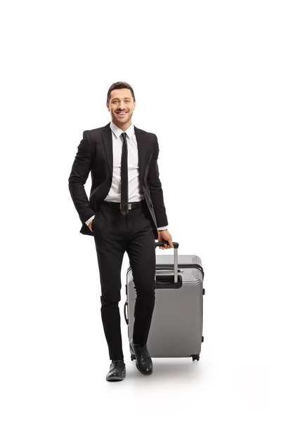 Biznesmen z walizka chodzenie w kierunku kamery — Zdjęcie stockowe