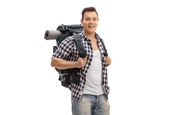 Turista masculino con una mochila sonriendo a la cámara — Foto de Stock