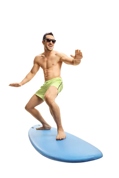 Bir sörf tahtası üzerinde Çekici genç sörfçü — Stok fotoğraf