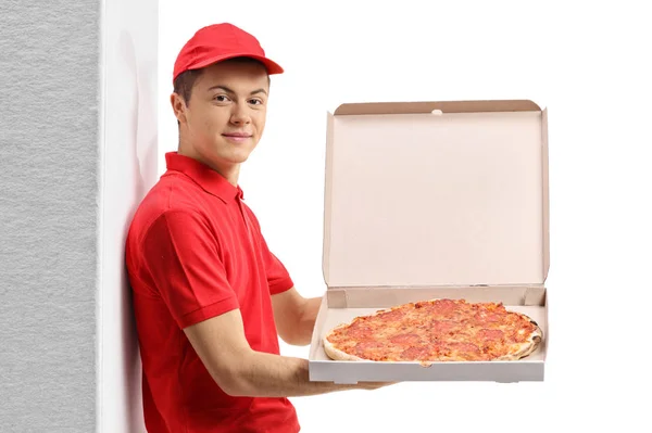 Πίτσα αγόρι παράδοσης που γέρνει σε έναν τοίχο και δείχνοντας ένα κουτί με μίνι — Φωτογραφία Αρχείου
