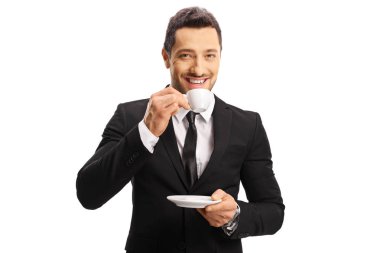 Gülümseyen genç işadamı espresso kahve içme ve bir seyir