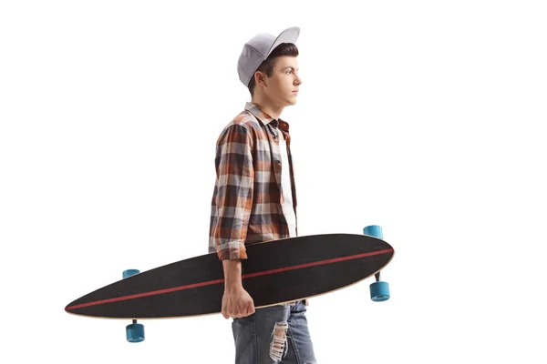 Maschio adolescente con un longboard in piedi — Foto Stock