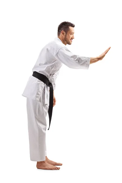Muž v karate kimono gestikulovat rukou — Stock fotografie