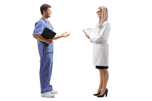 Médico feminino e masculino conversando — Fotografia de Stock