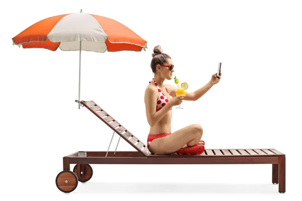 Mujer en bikini tomando una foto selfie y bebiendo cóctel en un — Foto de Stock