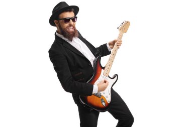 Gitar çalan neşeli erkek sanatçı