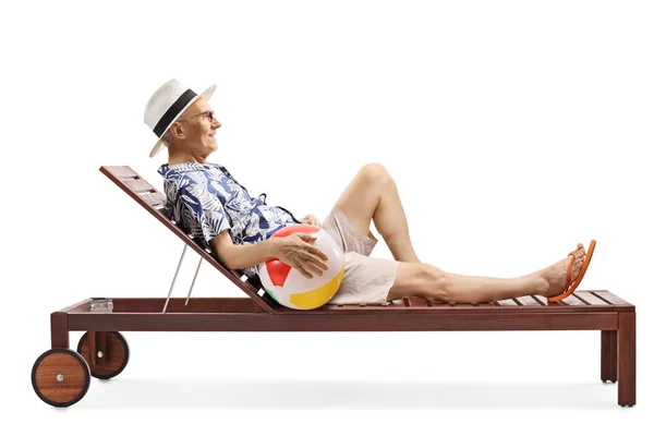 成熟的男性游客在日光浴床上拿着充气沙滩球 — 图库照片