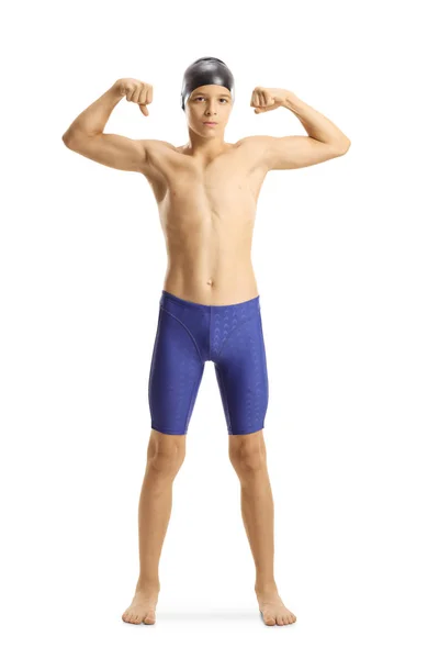 Мальчишка-пловец сгибает мускулы — стоковое фото