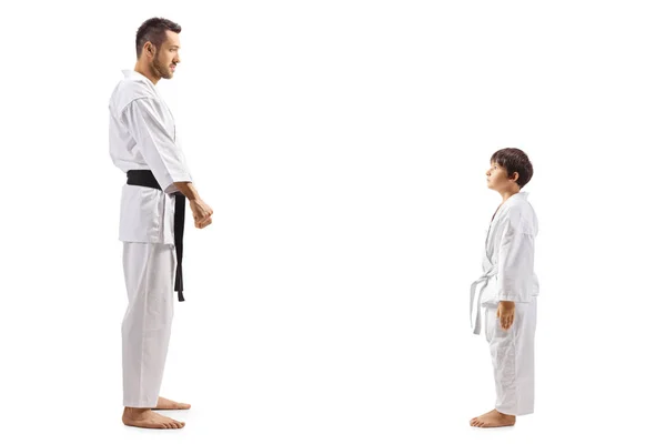 Karate Kid stående och titta på hans karate instruktör — Stockfoto