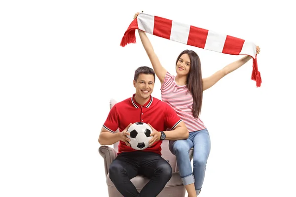 Jeunes fans de football hommes et femmes avec un football et une écharpe si — Photo