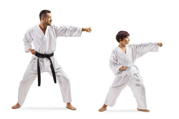 Bambino che pratica karate con istruttore — Foto Stock