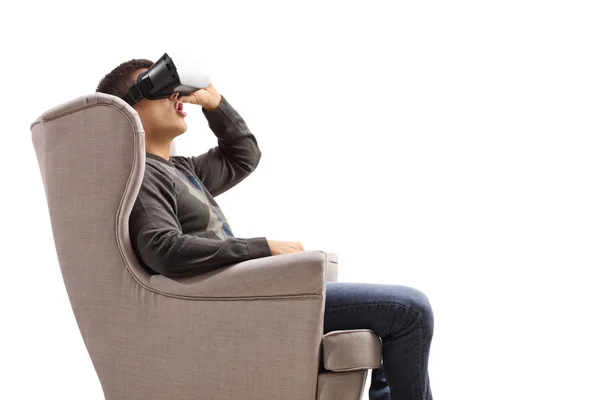 Facet w fotelu za pomocą zestawu słuchawkowego wirtualnej rzeczywistości — Zdjęcie stockowe