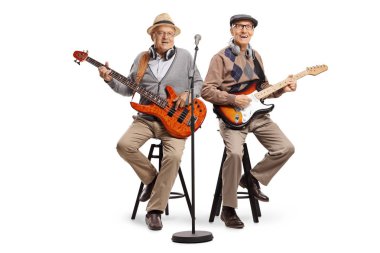 İki üst düzey adam oturuyor ve elektro gitar çalıyor.