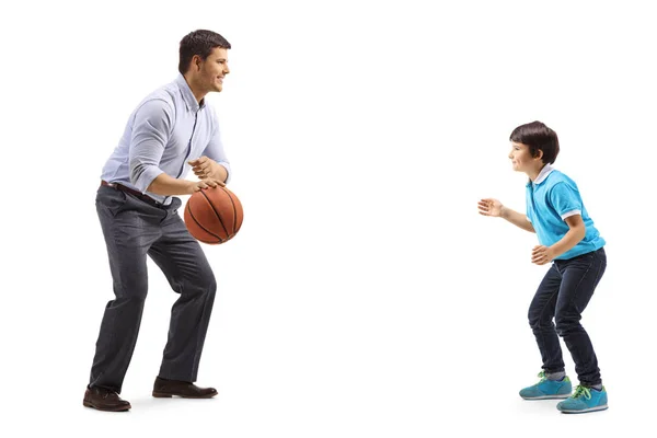 Hombre casual y un niño jugando baloncesto —  Fotos de Stock