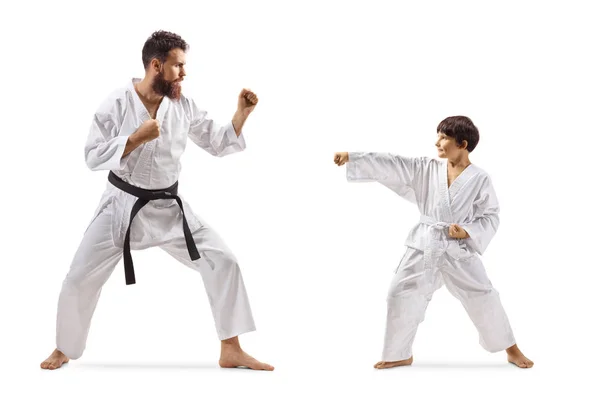 Karate instruktör utövar med en pojke — Stockfoto