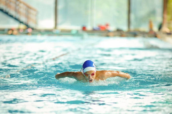 Genç erkek yüzücü yüzme — Stok fotoğraf