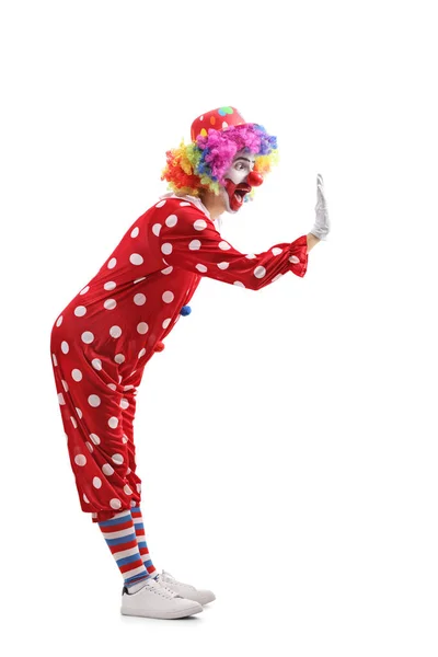 Fröhlicher Clown gestikuliert High-Five — Stockfoto