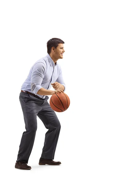 Mann in formeller Kleidung spielt Basketball — Stockfoto