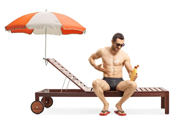 Full Length Shot Handsome Fit Man Applying Sun Cream Sitting — Stock Photo, Image