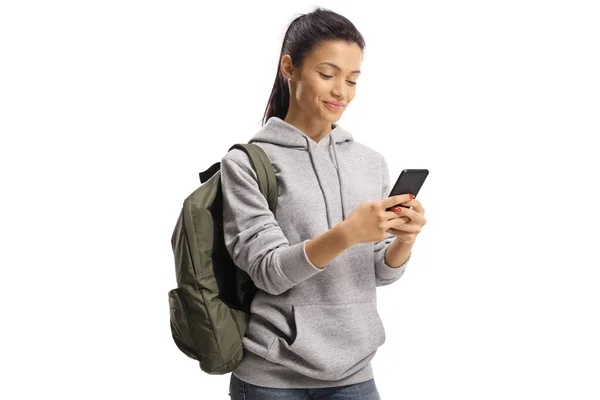 Estudante bonita segurando um telefone celular e olhando para ele — Fotografia de Stock