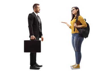 El ile gesturing ve t konuşan bir sırt çantası ile kız öğrenci