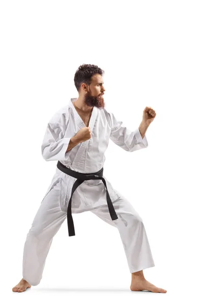 Bärtiger Mann im Kimono praktiziert Karate — Stockfoto