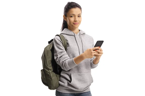 Alegre estudiante femenina sosteniendo un teléfono móvil y mirando a th — Foto de Stock