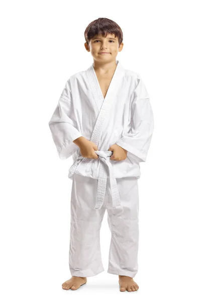 Niño en kimono de karate sosteniendo su cinturón blanco — Foto de Stock