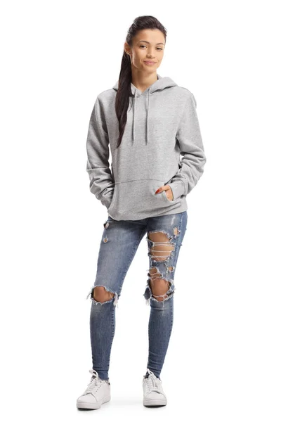 Unga kvinnliga med rippade jeans och en hoodie poserar — Stockfoto