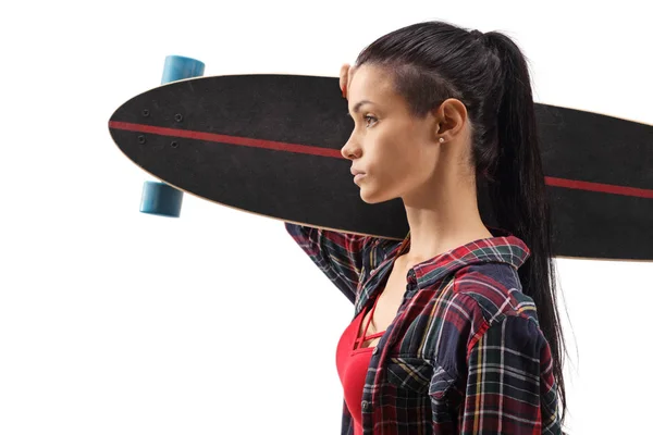 Foto ravvicinata di una giovane donna che porta un longboard — Foto Stock