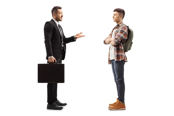 Empresario con un maletín hablando con un estudiante masculino — Foto de Stock