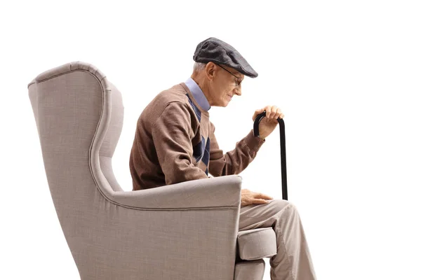 Üzgün kıdemli adam bir koltukta oturan — Stok fotoğraf
